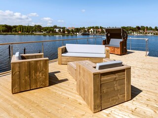 Wenn die erste Reihe am Strand einfach nicht ausreichend ist, erleben Sie Urlaub am Hausboot.