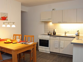 Moderne Einbauküche mit gemütlichem Essplatz