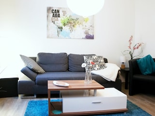 Schlafzimmer mit gemütlichem (Schlaf-)Sofa