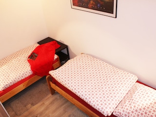 Schlafzimmer mit zwei Einzelbetten
