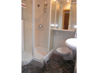 Duschbad - WC+Bidet - Fenster/helle Fliesen/Marmorboden