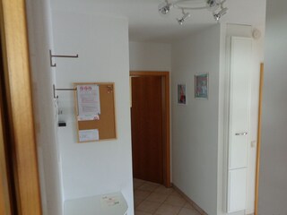 Flur mit Garderobe / großer Spiegel /