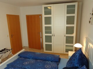 Schlafzimmer, Doppelbett 180x200, 2 Schränke, Kommode,