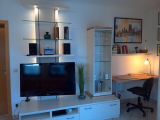 TV-Wand,Glasschrank, Schreibplatz
