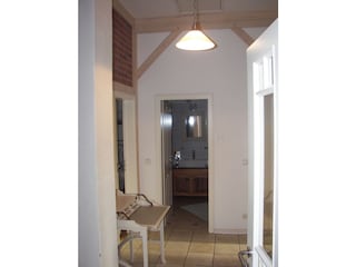 Flur und Bad in der großen Wohnung in der Fischerkate