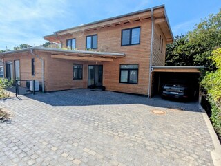 Außenansicht mit Carport