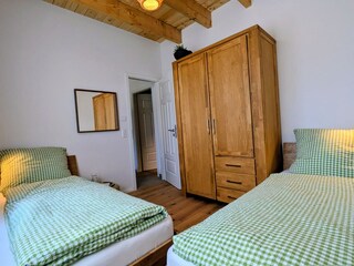 Schlafzimmer I im Erdgeschoss mit 2 Einzelbetten