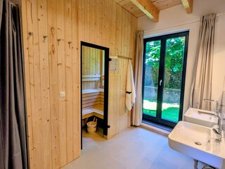 Sauna mit Dusche und WC im Erdgeschoss