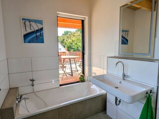 Badezimmer mit Badewanne und Dusche im Obergeschoss