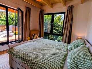 Schlafzimmer I im Obergeschoss mit Balkon