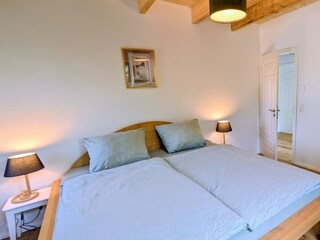 Schlafzimmer II im Obergeschoss und Doppelbett