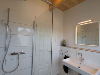 Badezimmer mit Dusche im OG