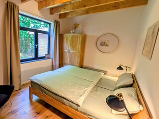 Schlafzimmer II im Erdgeschoss mit Doppelbett