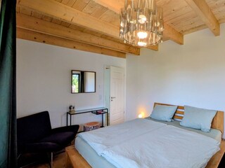 Schlafzimmer III im Obergeschoss mit Doppelbett