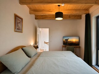 Schlafzimmer II im Obergeschoss mit TV