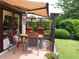 Windgeschützte Terrasse mit Markise
