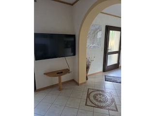 Fernseher und Eingangsbereich