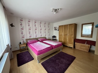 Großes Schlafzimmer