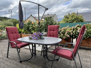 Gemütliche  Sitzecke mit Sonnenschirm