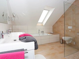 Traumhaftes Vollbad mit Tageslicht