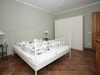 Schlafzimmer mit Doppelbett