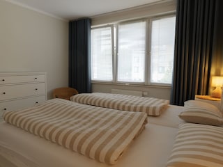 Schlafzimmer mit Verdunklungsgardinen