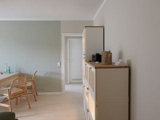 Wohnzimmer mit Blick zum kleinen Flur