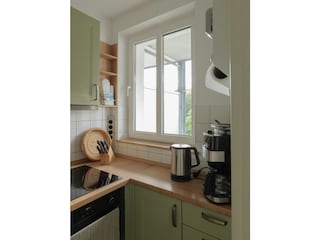 Küche mit Blick auf den Balkon