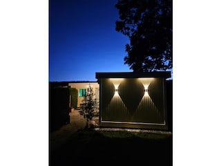 am Abend vor dem Haus