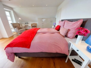 Doppelzimmer mit Balkon und TV im DG