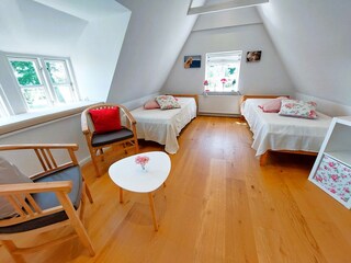 2-Bett-Zimmer mit gemütlicher Dachgaube im DG