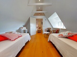 2-Bett-Zimmer mit gemütlicher Dachgaube im DG