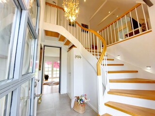 Eingangsbereich mit Treppe zu den Schlafzimmern im DG
