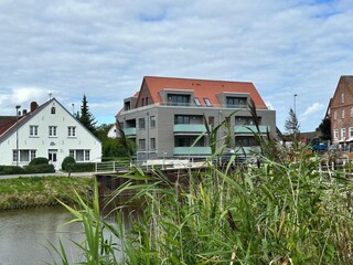 Surrounding01