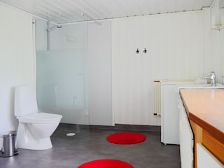 renoviertes Badezimmer mit Dusche