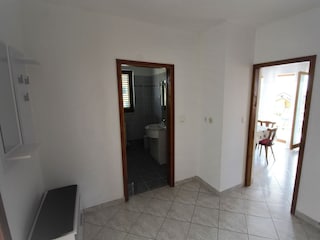 Flur – Ansicht Wohnzimmer & Badezimmer.