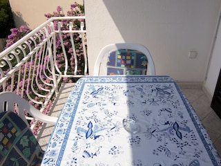 Großer Balkon mit Blick in den Garten.