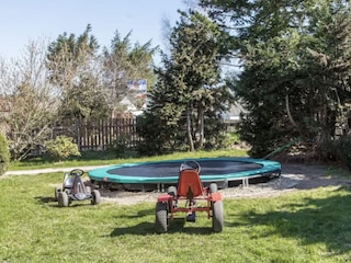 Riesentrampolin und Gokarts