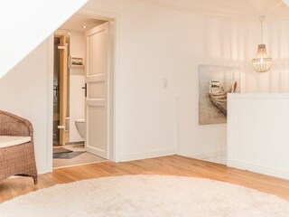 Im Obergeschoss befinden sich drei weitere Schlafzimmer sowie das Duschbad mit angrenzender Sauna.