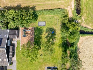 Garten mit Spielplatz und  Trampolin
