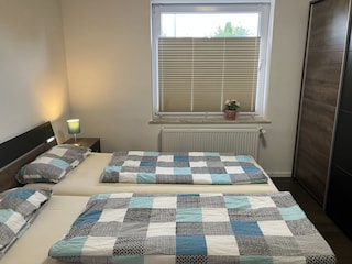 Das größere Schlafzimmer der Ferienwohnung