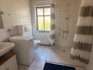 barrierefreies Bad mit Waschmaschine