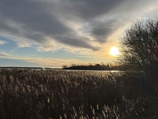 Sonnenuntergang über Salzhaff im Winter