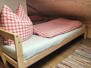 Bett im Dachboden