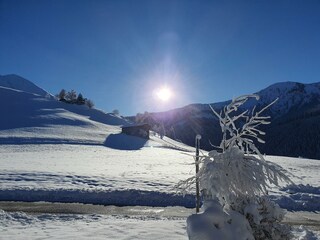 Sonnenaufgang hinter dem Haus