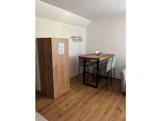 Esstisch mit flüsterleisem Kühlschrank