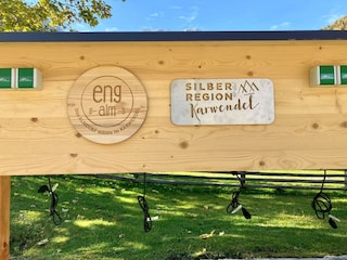 EBike Ladestation mit Schildern-Detail