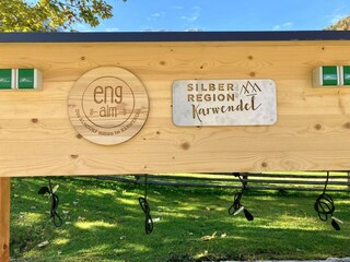 EBike Ladestation mit Schildern-Detail