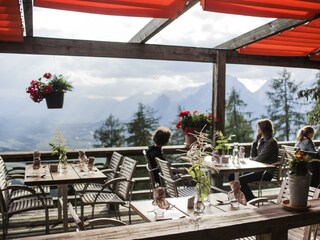 Abendessen auf der Sonnenterrasse im Sommer