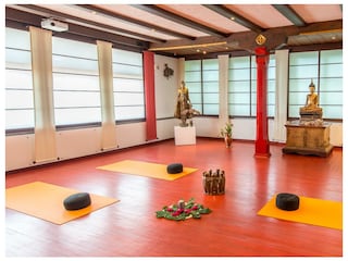 Yoga im Roten Buddha Saal